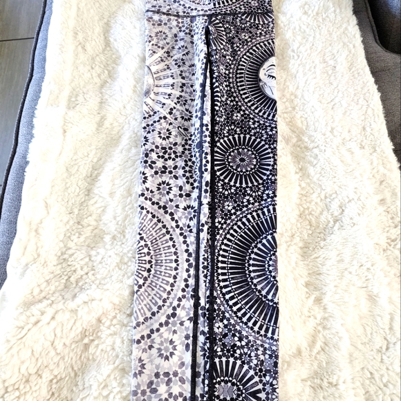 🌟🌜🌚🌛🌟Niyama Sol Luna black ⚫️ and white barefoot leggings XS BNWOT ✨️ - Picture 5 of 14